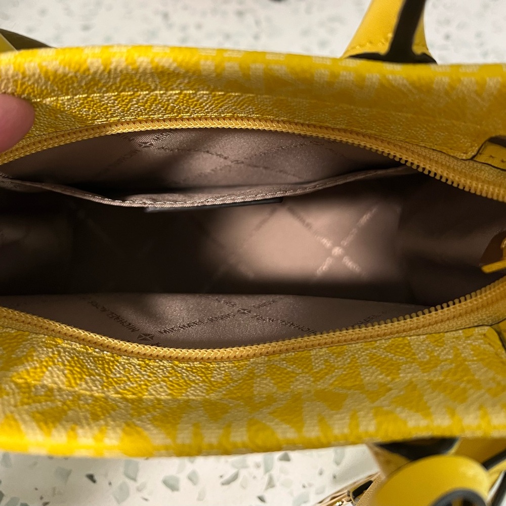 Michael Kors Mirella Small Shopper
Top Zip Tote Crossbody Jasmine
Yellow NEW - Picture 6 of 7
